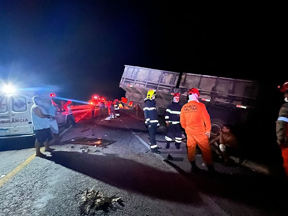 Duas pessoas morrem em acidente envolvendo carro, moto e caminhão em MT